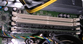 HP ProLiant ML115�̃������X���b�g