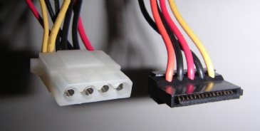 P-ATA�p(�ʐ^��)��S-ATA�p(�ʐ^�E)�̓d���R�l�N�^