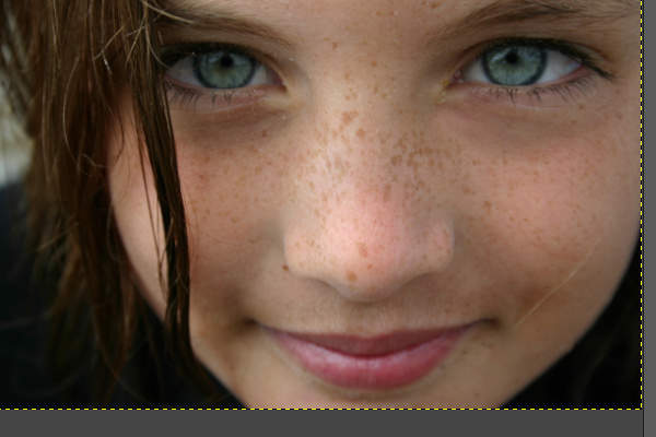 15. 向かって右側の目の下のクマが明るくなる