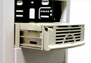 HDD�P�[�X��{�̂ɑg�ݍ��ނƂ���